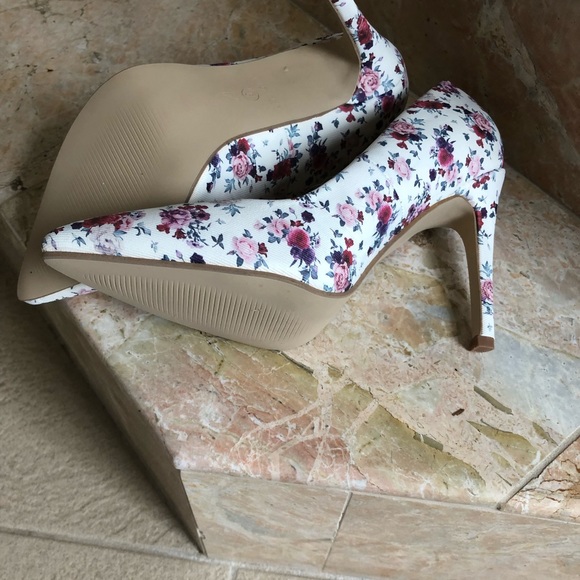 Gorgeous floral heels NWOT Ardene size 9 - Picture 4 of 6